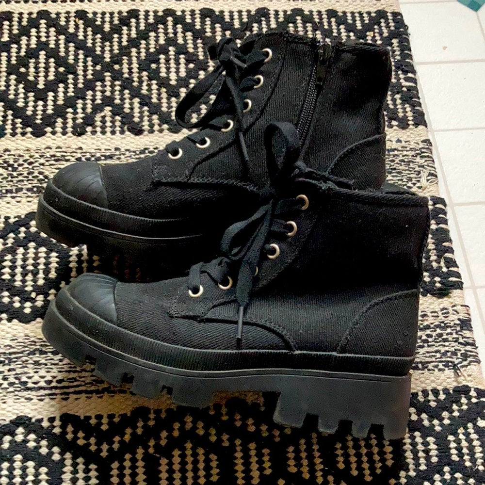 Super cute fashion boots, size 5.5, light wear, black canvas
